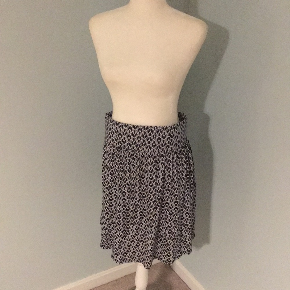 Black & white patterned skirt, elastic waistband.